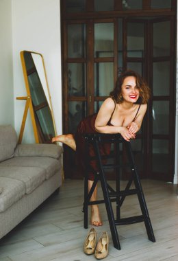 Yılbaşı Gecesi Makyaj Fikirleri. Akşam makyajlı, kırmızı dudaklı güzel genç bir kadın yeni yıl partisine hazırlanıyor. Kendine güveni tam orta yaşlı bir kadın saçını aynanın önünde şekillendiriyor..