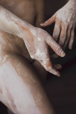 Siyah arka planda güzel çıplak kadın vücudu. Beyaz killi genç ve şehvetli bir kadın. Seksi vücut çırılçıplaklığı. Resim..