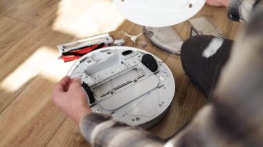 Robot elektrik süpürgesinin tamiri. Parçalanmış robot elektrik süpürgesi. ev elektroniği tamir kavramı