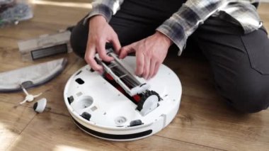 Robot elektrik süpürgesinin tamiri. Parçalanmış robot elektrik süpürgesi. ev elektroniği tamir kavramı
