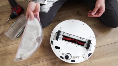 Robot elektrik süpürgesinin tamiri. Parçalanmış robot elektrik süpürgesi. ev elektroniği tamir kavramı