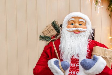 Büyük Noel Baba oyuncağı dekore edilmiş evin önünde. Noel havası. Yeni yıl konsepti