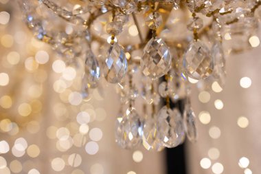 Tavandan sarkan çarpıcı bir kristal avize zenginleştirilmiş iç kısımda sıcak ışık yansımaları oluşturarak büyülü bir ortam yaratıyor..