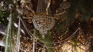 Noel partisinden yansıyan parlak ışık için bulanık, lüks kristal top avizesinin bulanık altın rengi arka planı