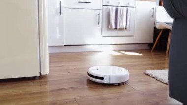 Evde elektrikli süpürge temizliği. Modern evde robot elektrikli süpürge. Akıllı temizlik teknolojisi