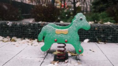Soğuk Kış Günü Karla kaplı Boş Oyun Atı 'nda Sallan Eğlence Atı