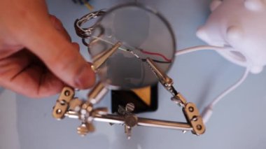 Teneke Solder ve Rosin, Madde Buharlaşması 'ndan duman ve buharla kaplanmış kızgın bir lehimdeki bakır tel..