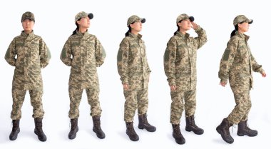 Kamuflaj giysileri giymiş Asyalı kadın askerin beyaz arka planda izole edilmiş kameraya bakışını kapatın.. 