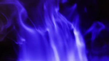 Siyah arka planda tütsüden çıkan gerçek mor duman, dumanı ağır çekimde kaplıyor. Kapat..