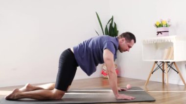 Adam uygulama yoga tuğla duvar ile stüdyoda poz. Fitness ve sağlıklı yaşam tarzı kavramı. Çekici erkek yavaş hareket spor salonunda yoga poz yapma.