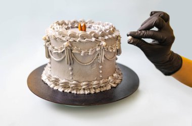 Kadın pastacı mutfakta süsleme keki, kremalı pasta, aşçılık, aşçılık, fırın, yemek ve insan konseptini dekore ediyor..