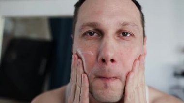 Bir insanın derisini nemlendirir ve kirleri anti-aging etkileri ile karşı korur çünkü gülümseyen yüz için nemlendirici ile kapatın. Kavramı: güzellik ve vücut bakım, kremler, Cilt Bakımı.