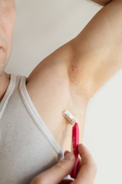 Koltuk altı alerjisi. Genç adam jilet, budama, zehirli deodorant ya da terleme önleyici kullandıktan sonra hassas ciltte elle tahriş gösteriyor ve kaşınıyor. Deri döküntüsü veya atopik deri iltihabı. Sivilce ya da kırmızı noktalar