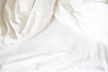 cama vacía con sábanas y almohadas desaliñadas