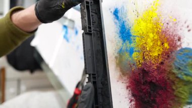 Bilgisayar teknisyeni mühendis bir lazer toner kartuş dolumu. Ofis donanımları bakım kavramı.