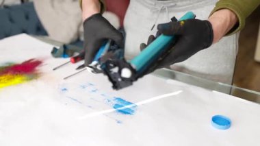 Bilgisayar teknisyeni mühendis bir lazer toner kartuş dolumu. Ofis donanımları bakım kavramı.