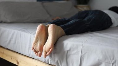 Yorgun, genç kız, etnik kadın, iş günü yorucu Asyalı kadın, yorgun kadın, yatak odasında şekerleme yapıyor..
