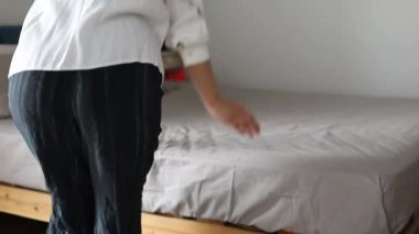 Yorgun, genç kız, etnik kadın, iş günü yorucu Asyalı kadın, yorgun kadın, yatak odasında şekerleme yapıyor..