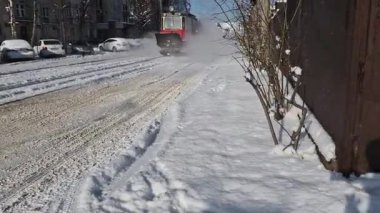 Kar küreme makinesiyle kar temizleme, yavaş çekimde yakın çekim. Kar fırtınasından sonra kaldırımdan kar temizleme makineleri