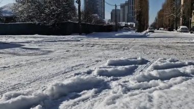 Kar küreme makinesiyle kar temizleme, yavaş çekimde yakın çekim. Kar fırtınasından sonra kaldırımdan kar temizleme makineleri
