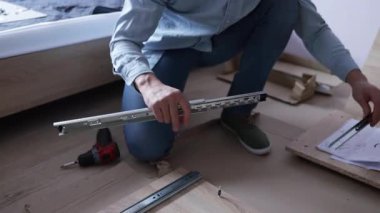 Profesyonel İşçi Mobilya Toplayıcı, Kabine Çekmecesi için Kaydırma Mekanizması Operasyonunu Kontrol Ediyor. Yakın plan. Montaj ve Mobilya Satışı.