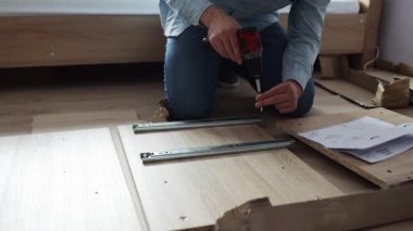 Profesyonel İşçi Mobilya Toplayıcı, Kabine Çekmecesi için Kaydırma Mekanizması Operasyonunu Kontrol Ediyor. Yakın plan. Montaj ve Mobilya Satışı.