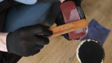 Gitar tamiri, akustik gitarı temizlemek, panoyu silmek için temiz bez, yakın plan....
