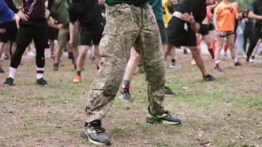 Kiev, Ukrayna - Mayıs 2025: Bir orman macerası parkında engelli yarış sırasında grup açık hava fitness aktivitesi.