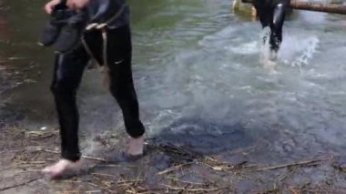 Kiev, Ukrayna - Mayıs 2025: Bir orman macera parkında gölün karşısındaki engelli yarış sırasında grup açık hava fitness aktivitesi.