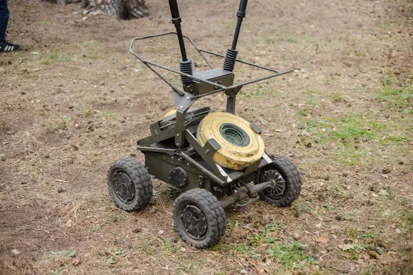 İstihkamcı robot yerde hareket ediyor.