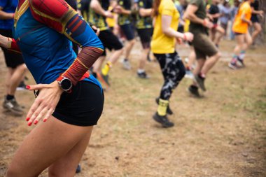 Kiev, Ukrayna - Mayıs 2025: Bir orman macerası parkında engelli yarış sırasında grup açık hava fitness aktivitesi.