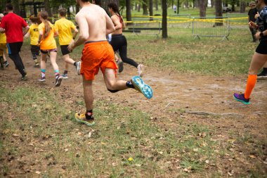 Kiev, Ukrayna - Mayıs 2025: Bir orman macerası parkında engelli yarış sırasında grup açık hava fitness aktivitesi.