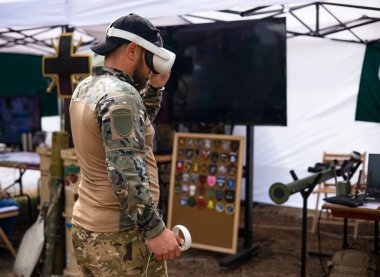 VR Düşmanın Görüntüleyicisi 'ne sahip Ukrayna askeri bir casus uçak gösteriyor. Orduda modern teknolojileri kullanma kavramı. Ordu insansız hava aracı kullanıyor.. 