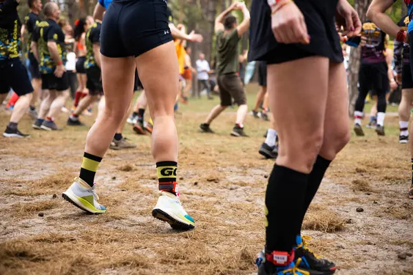 Kiev, Ukrayna - Mayıs 2025: Bir orman macerası parkında engelli yarış sırasında grup açık hava fitness aktivitesi.