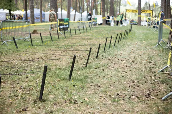 Açık hava engelli parkurunda ağ altında sürünen sporcu adam animasyona katılıyor. meydan okuma, ırk, fitness, takım çalışması konsepti.