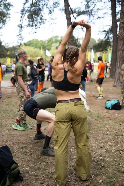 Kiev, Ukrayna - Mayıs 2025: Bir orman macerası parkında engelli yarış sırasında grup açık hava fitness aktivitesi.
