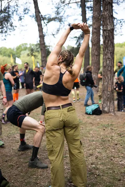 Kiev, Ukrayna - Mayıs 2025: Bir orman macerası parkında engelli yarış sırasında grup açık hava fitness aktivitesi.