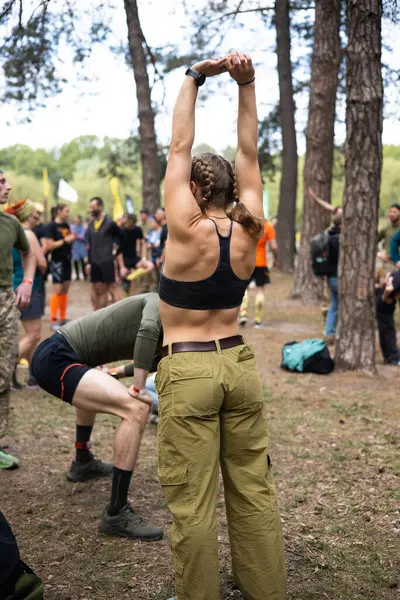 Kiev, Ukrayna - Mayıs 2025: Bir orman macerası parkında engelli yarış sırasında grup açık hava fitness aktivitesi.