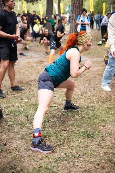 Kiev, Ukrayna - Mayıs 2025: Bir orman macerası parkında engelli yarış sırasında grup açık hava fitness aktivitesi.