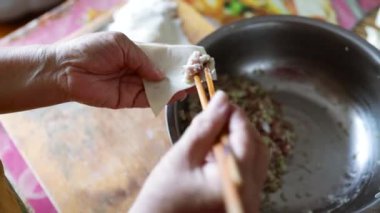 Sıfırdan hamur tatlısı yapmak - hamur işi ambalajına çiğ et koymak