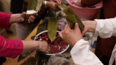 Zongzi ya da pirinç hamuru, bambu ya da sazlığa sarılmış tatlı ya da lezzetli dolgulu glutinous pilavıdır..