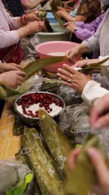 Zongzi ya da pirinç hamuru, bambu ya da sazlığa sarılmış tatlı ya da lezzetli dolgulu glutinous pilavıdır..