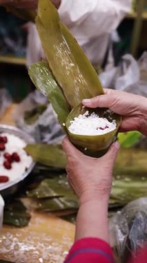 Zongzi ya da pirinç hamuru, bambu ya da sazlığa sarılmış tatlı ya da lezzetli dolgulu glutinous pilavıdır..