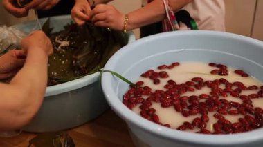 Zongzi ya da pirinç hamuru, bambu ya da sazlığa sarılmış tatlı ya da lezzetli dolgulu glutinous pilavıdır..
