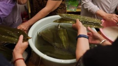 Zongzi ya da pirinç hamuru, bambu ya da sazlığa sarılmış tatlı ya da lezzetli dolgulu glutinous pilavıdır..