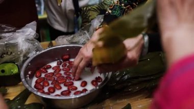 Zongzi ya da pirinç hamuru, bambu ya da sazlığa sarılmış tatlı ya da lezzetli dolgulu glutinous pilavıdır..