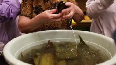 Zongzi ya da pirinç hamuru, bambu ya da sazlığa sarılmış tatlı ya da lezzetli dolgulu glutinous pilavıdır..