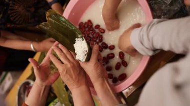 Zongzi ya da pirinç hamuru, bambu ya da sazlığa sarılmış tatlı ya da lezzetli dolgulu glutinous pilavıdır..