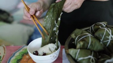 Mutfaktaki buğulanmış Çin pilavlı hamur tatlısı..