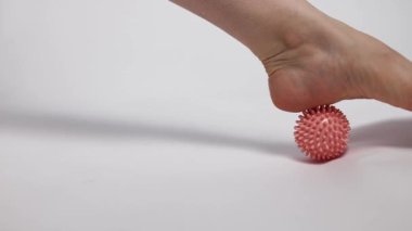 Kadın kas ağrısı ve stresten dolayı ayak masajı topuyla antrenman yapıyor. Sıkı çalışma gününden sonra rahatlama masajı. 